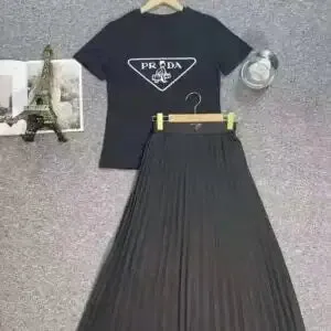 Chic Two Pieces Design T-shirts & Long Pleated Skirt