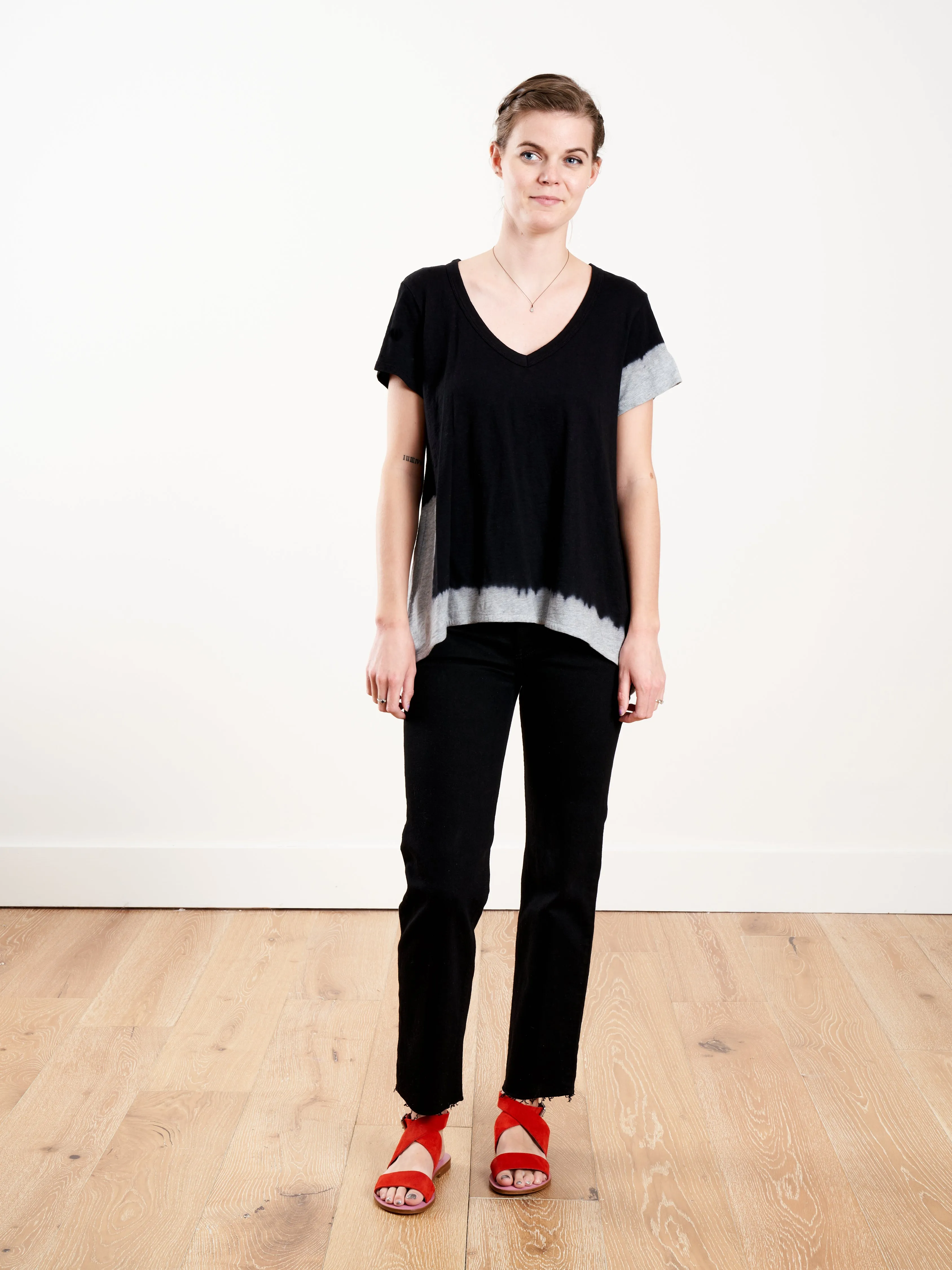 deep v-neck contrast corner tee - blk/grey