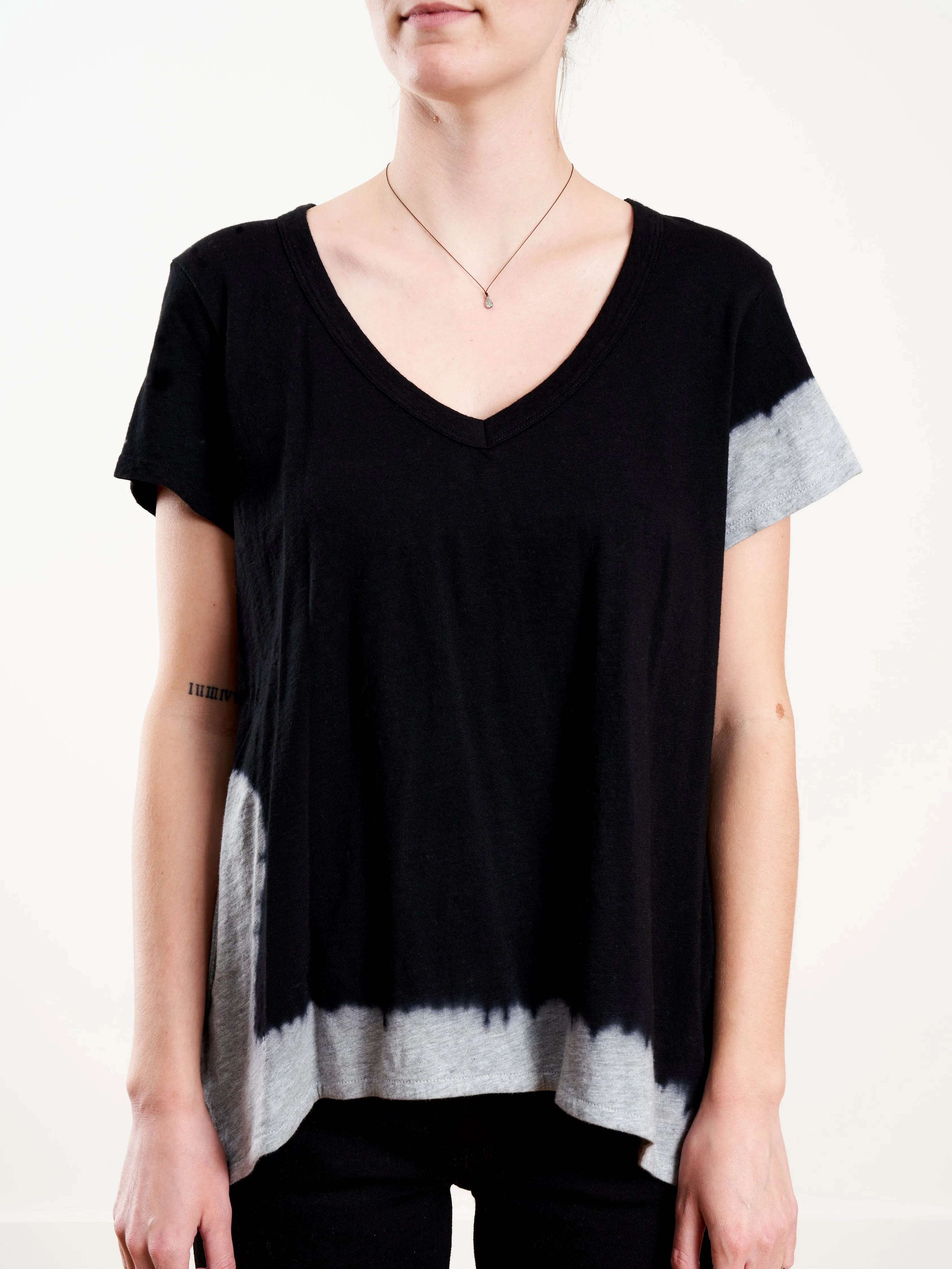 deep v-neck contrast corner tee - blk/grey